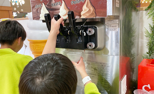 スパ棟5階のレストラン「若汐亭」のキッズコーナーのソフトクリーム/ホテル三日月 龍宮亭(千葉県/木更津市)