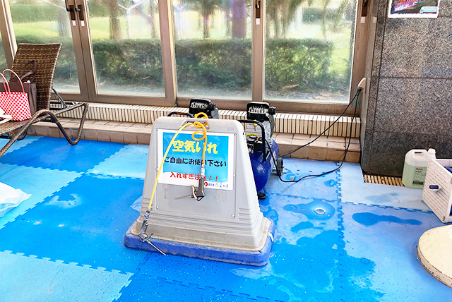 室内プール「アトラクションスパ」にある電動の空気入れ/ホテル三日月 龍宮亭(千葉県/木更津市)
