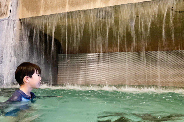 「流れる屋内プール」にある滝のような打たせ湯/ホテル三日月 龍宮亭(千葉県/木更津市)