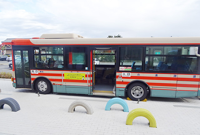 「三日月龍宮城駅」に展示されているバス/ホテル三日月 龍宮亭(千葉県/木更津市)