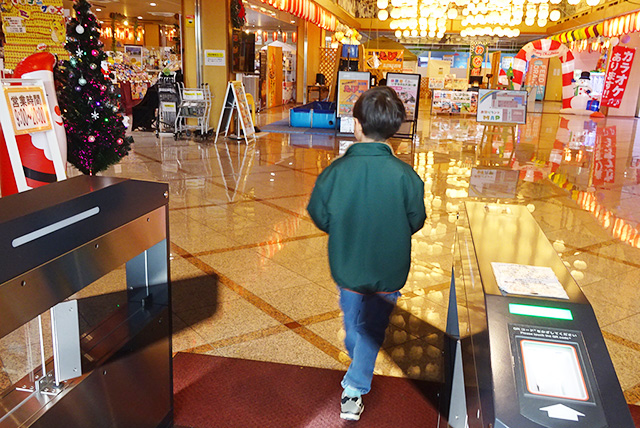 「お祭りランド」に入館する様子/ホテル三日月 龍宮亭(千葉県/木更津市)