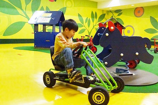 キッズガーデンにある足こぎで場内を一周するサーキット/ホテル三日月 龍宮亭(千葉県/木更津市)