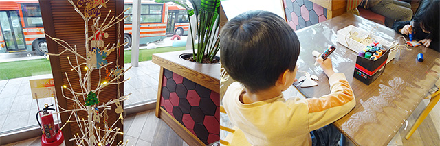 クリスマスツリーの飾りをつくる様子/ホテル三日月 龍宮亭(千葉県/木更津市)