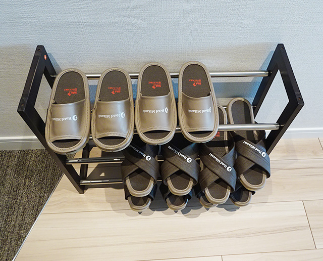 客室にある大人用・子ども用のスリッパ/ホテル三日月 龍宮亭(千葉県/木更津市)