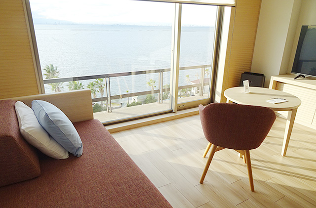 客室:トリプルルーム(フローリング)の窓辺/ホテル三日月 龍宮亭(千葉県/木更津市)