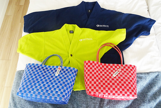 客室のクローゼットにある館内用上着と移動用バッグ/ホテル三日月 龍宮亭(千葉県/木更津市)