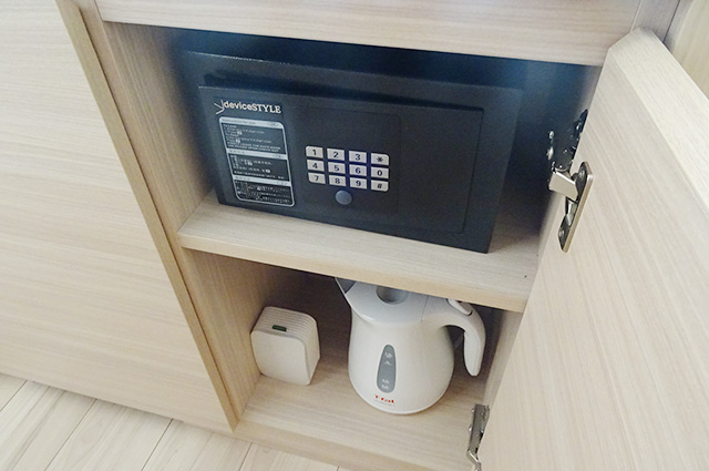 客室の金庫と湯沸かし器/ホテル三日月 龍宮亭(千葉県/木更津市)