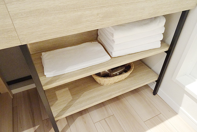 客室洗面台の下にあるタオル類/ホテル三日月 龍宮亭(千葉県/木更津市)