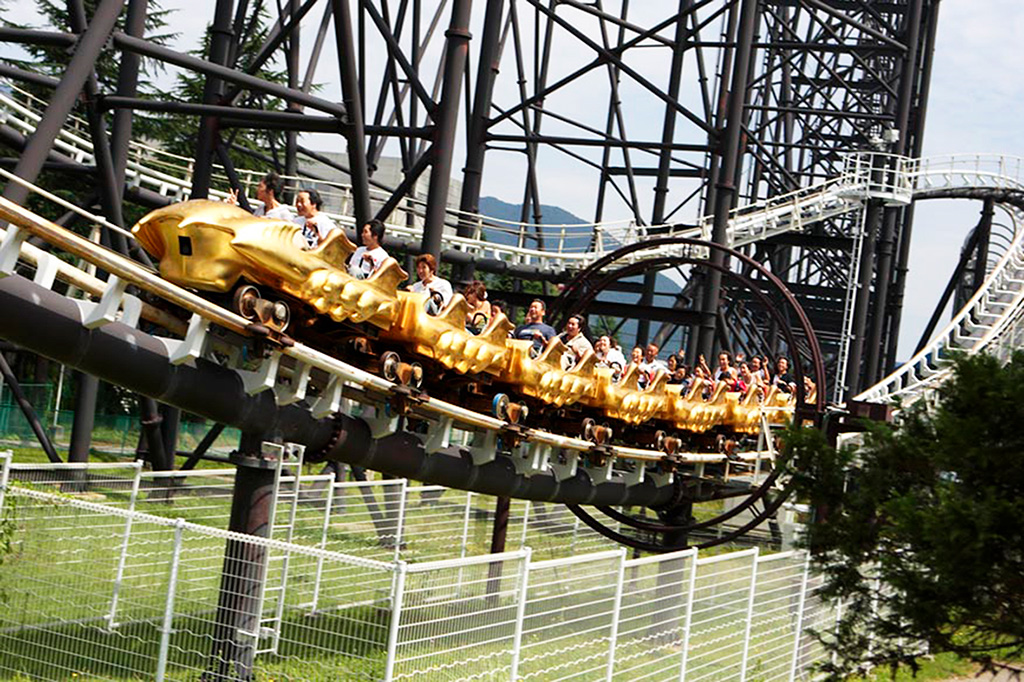 富士急ハイランドの「FUJIYAMA」（山梨県）