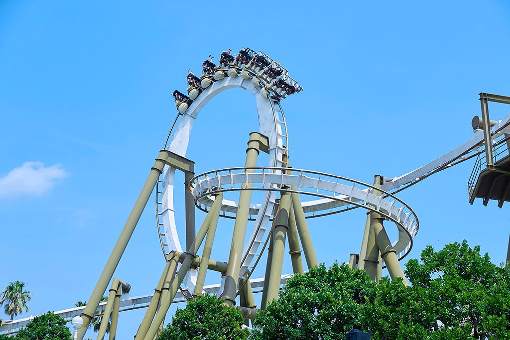 志摩スペイン村の垂直ループが迫力満点のコースター「ピレネー」