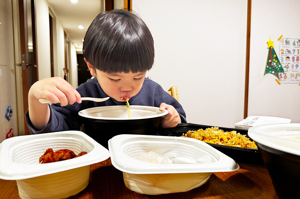 注文した商品を食べる様子/デリバリーサービス「menu」