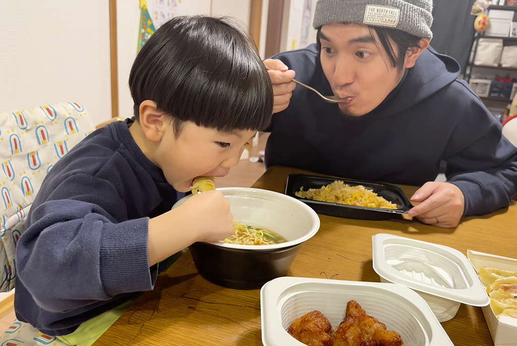 注文した商品を食べる様子/デリバリーサービス「menu」