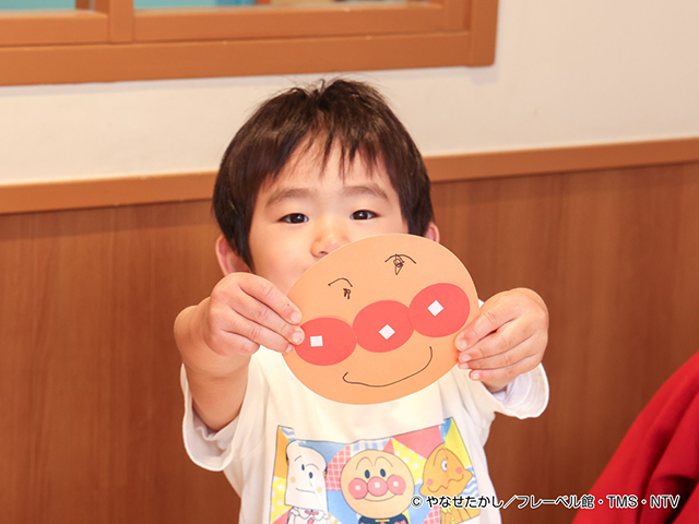 アンパンマンのお面を作って遊ぶ子ども/神戸アンパンマンこどもミュージアム＆モール（兵庫県/神戸市）