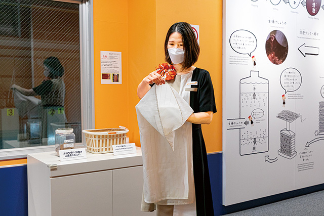 製造工程見学の様子/キッコーマンもの知りしょうゆ館(千葉県/野田市)