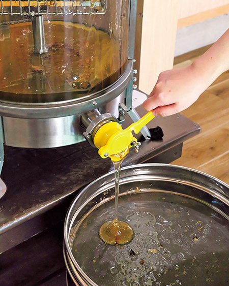 遠心分離機にかけて取り出したはちみつ/はちみつとミードのはちみつ工房(千葉県/君津市)