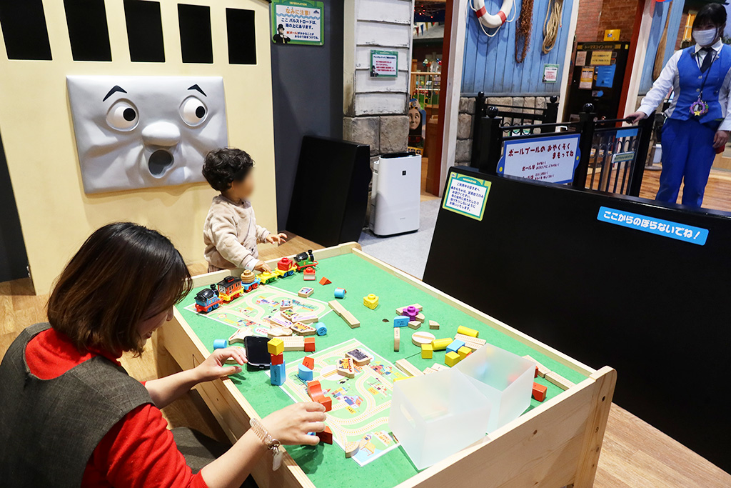 バルストロードの中で積み木で遊ぶ様子/トーマスタウン新三郷(埼玉県/三郷市)
