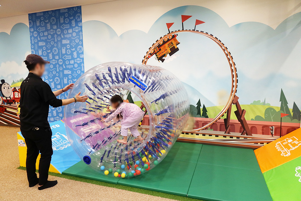 回転遊具「サイバーホイール」/トーマスステーション池袋（東京都/豊島区）