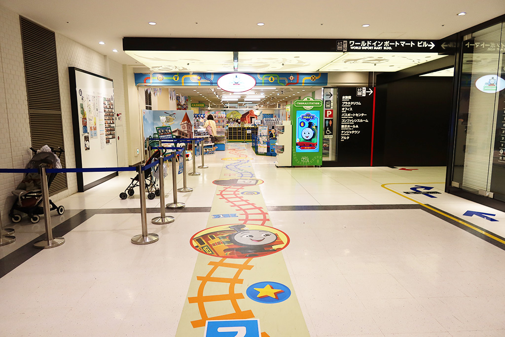 トーマスのイラストと線路が描かれている床/トーマスステーション池袋（東京都/豊島区）