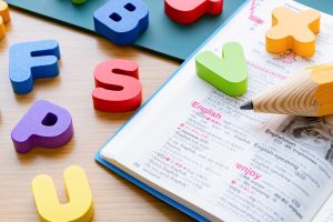 小学生の英語学習はいつから？ 今人気の家庭学習法を紹介   「聞く・話す」から楽しく親しもう！
