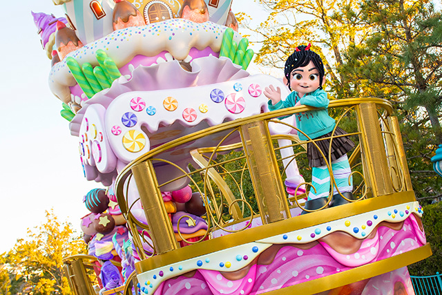 お昼のパレード「イッツ・ア・スウィーツフルタイム!」/東京ディズニーランド(千葉県/浦安市)