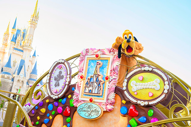 お昼のパレード「イッツ・ア・スウィーツフルタイム!」/東京ディズニーランド(千葉県/浦安市)