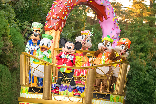 お昼のパレード「イッツ・ア・スウィーツフルタイム!」/東京ディズニーランド(千葉県/浦安市)
