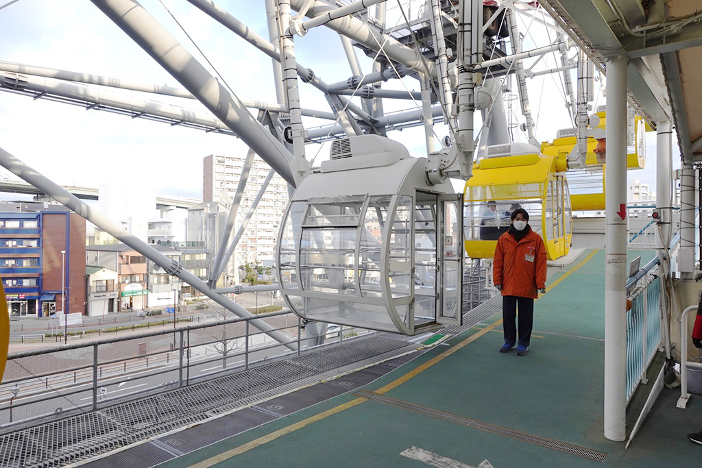 手前の白いゴンドラがシースルー、奥に見える黄色いゴンドラは一般/天保山マーケットプレース(大阪府/大阪市)