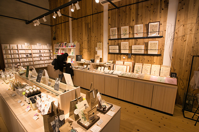 おしゃれなグッズなどを販売するショップ/高知県立牧野植物園（高知市）