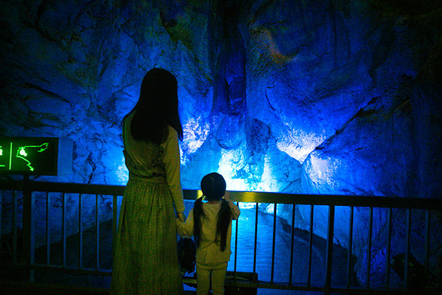 ブルーのライトが神秘的な「記念の滝」/龍河洞（高知県/香美市）