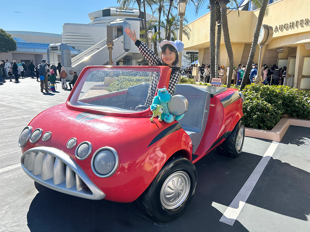 アトラクションの建物の横にある赤い車/東京ディズニーランド（千葉県/舞浜市）