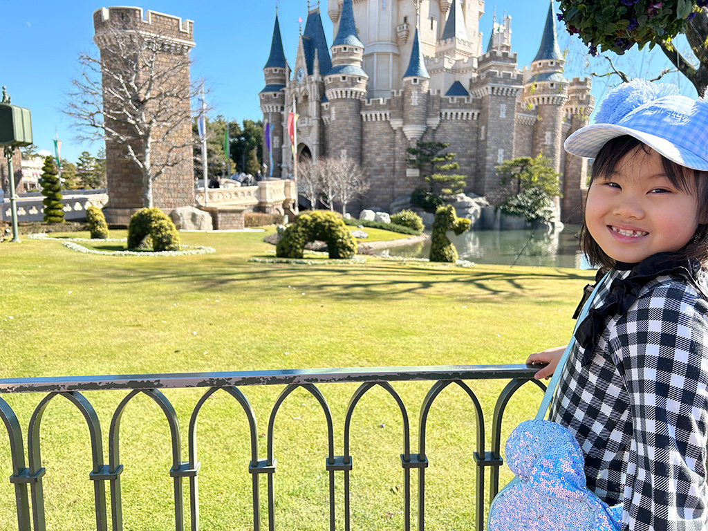 シンデレラ城の前にあるドラゴンの形をした植木/東京ディズニーランド（千葉県/舞浜市）