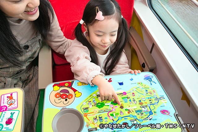 四国の地図や、ゲームなどがプリントされているテーブル/土讃線 あかい・きいろい アンパンマン列車