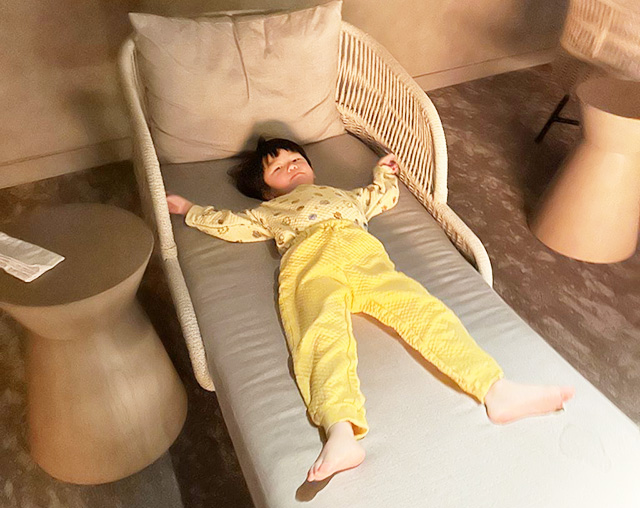 温泉ラウンジのソファベッド/グランドメルキュール八ヶ岳リゾート&スパ(山梨県/北杜市)