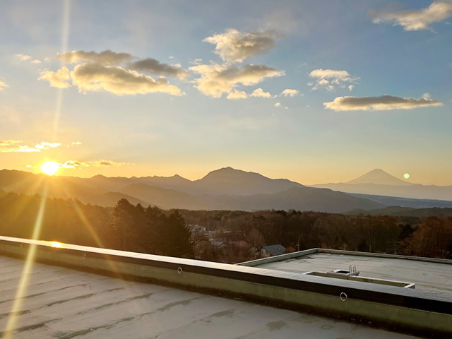 八ヶ岳SoRaデッキ&天体ドームから見える早朝の日の出/グランドメルキュール八ヶ岳リゾート&スパ(山梨県/北杜市)