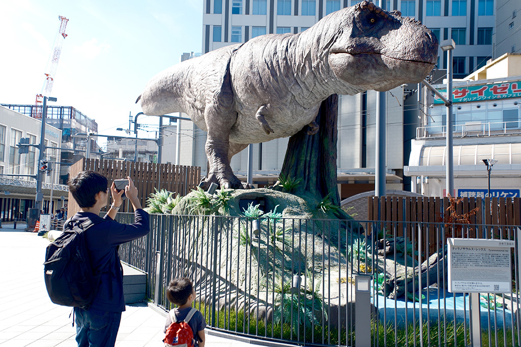 駅前の恐竜に興味津々│ワーケーション体験(福井県/福井市)