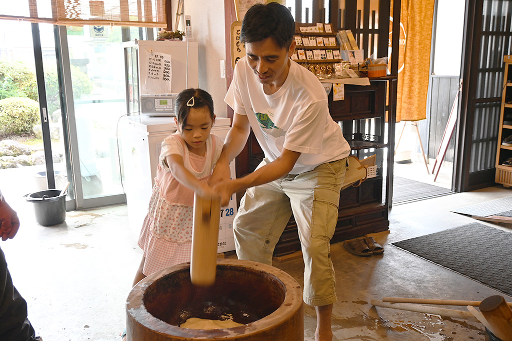 餅つきの様子│親子ワーケーション体験(福井県/福井市)