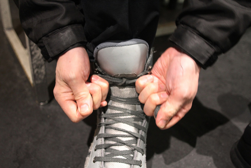 スケート靴の靴紐を縛る様子/セントラルスポーツプラザ浪速アイススケート場（大阪府／大阪市）