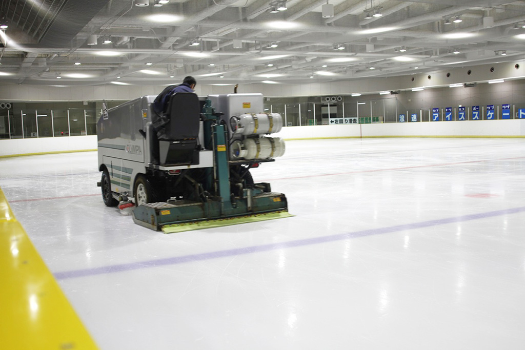 整氷車の作業/セントラルスポーツプラザ浪速アイススケート場（大阪府／大阪市）