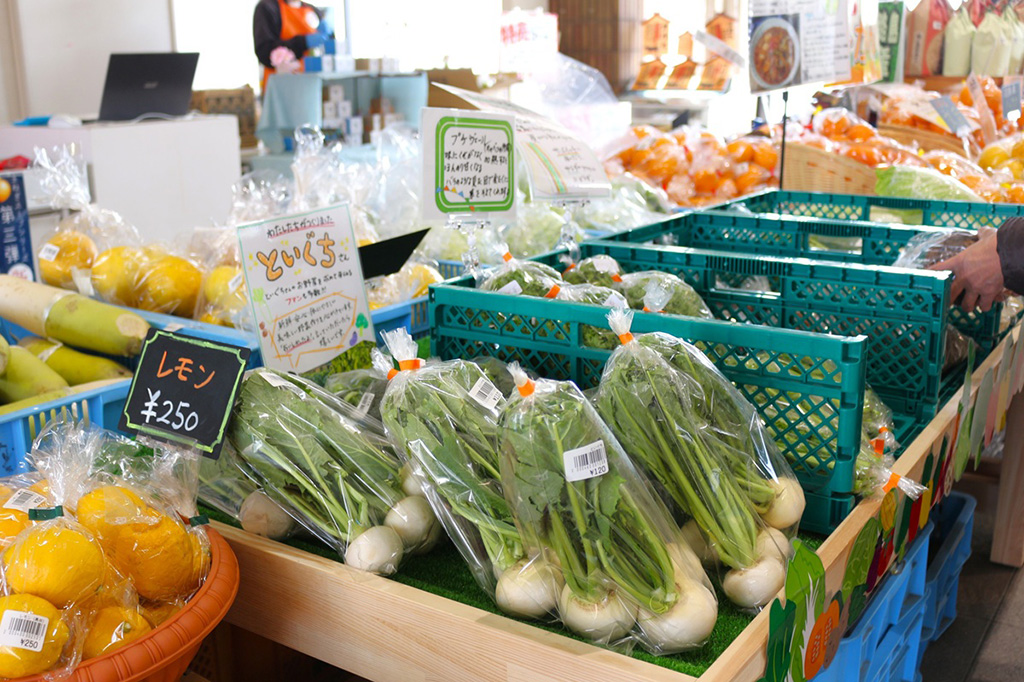 中庭にオープンした産ちょく館