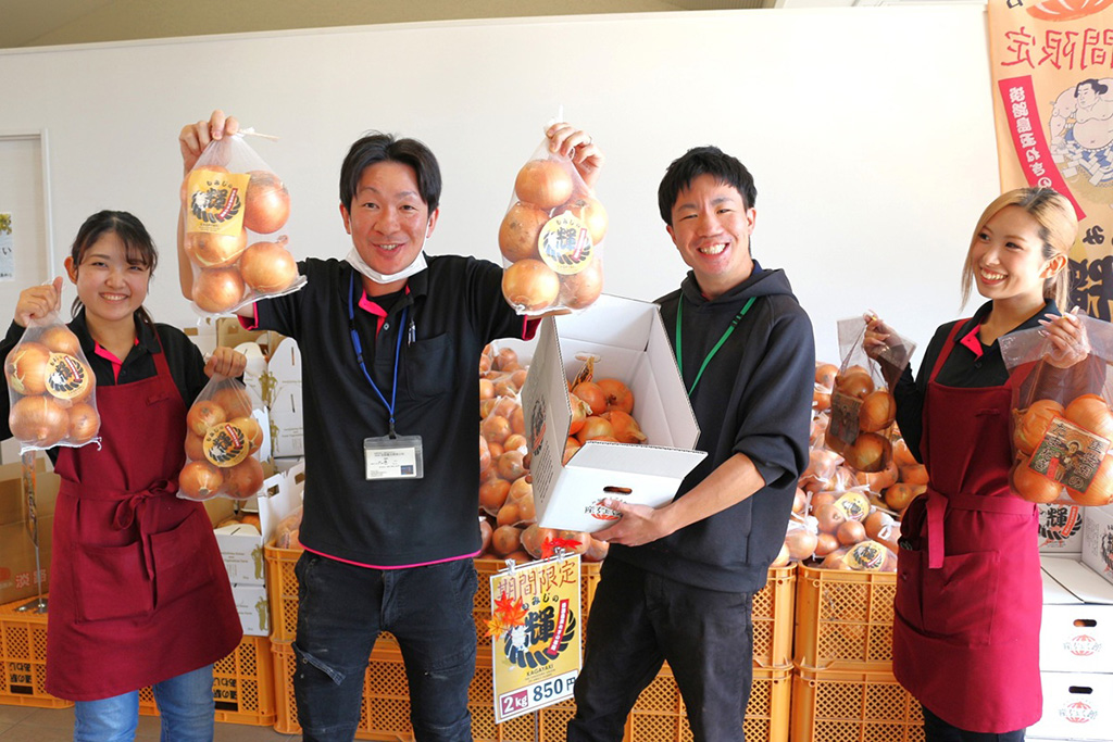 中庭にオープンした産ちょく館のスタッフさん