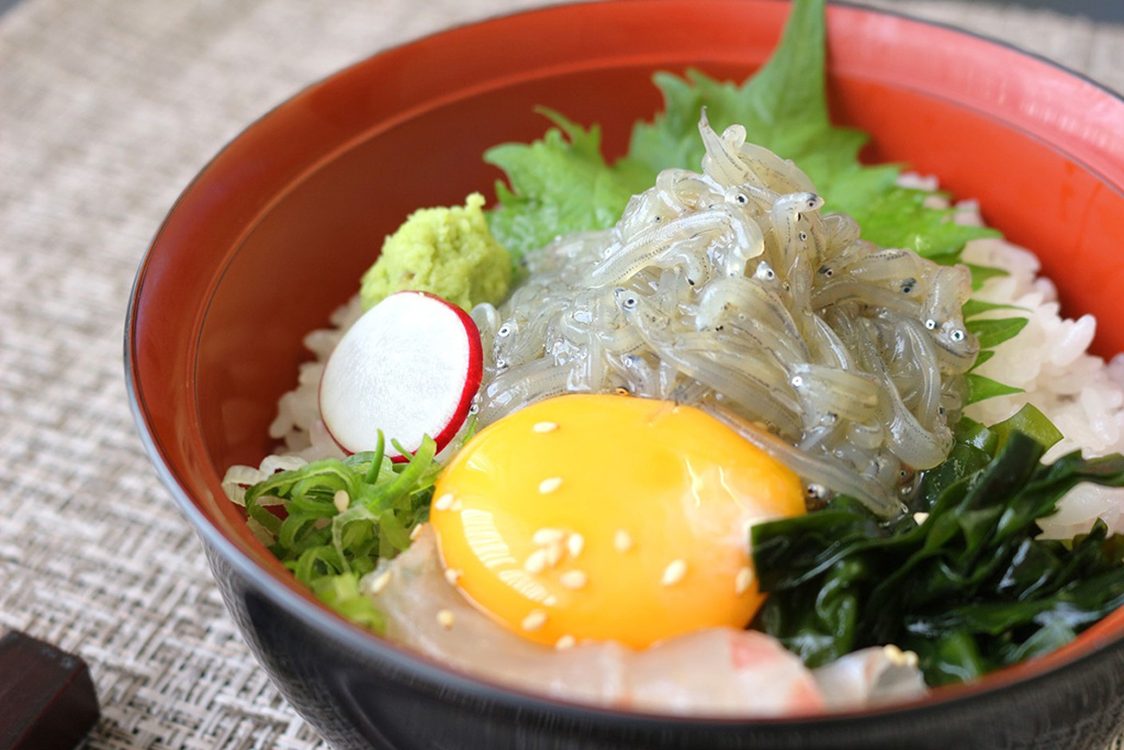 生しらす沖漬けをのせた生しらす沖漬け丼