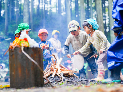 子どもたちが薪割りから火起こしを体験/ 島根県江津市「里山子ども園わたぼうし」