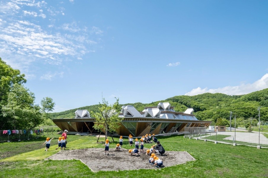 園舎のすぐ裏にある広大な森が子どもたちの遊び場/認定こども園 はぜる