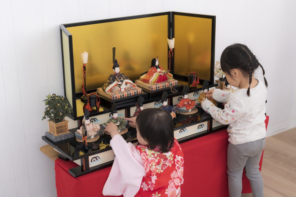ひな人形　飾りつけ
