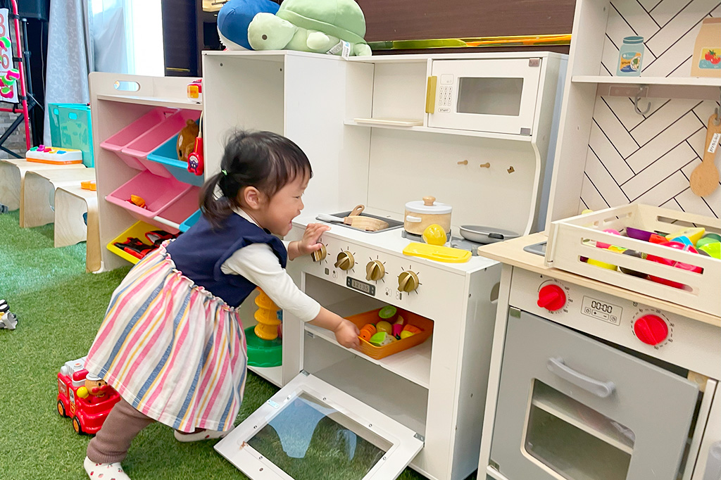 おもちゃのキッチンで遊ぶ様子/べるべるパーク(大阪府/大阪市)