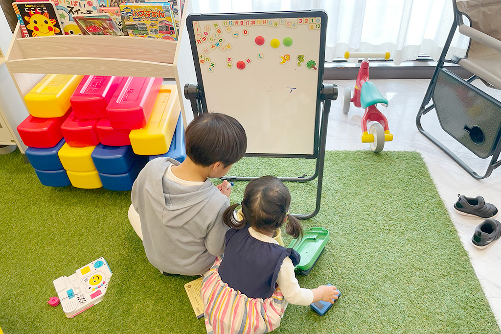 ホワイトボードを使ってお絵描きをする様子/べるべるパーク(大阪府/大阪市)