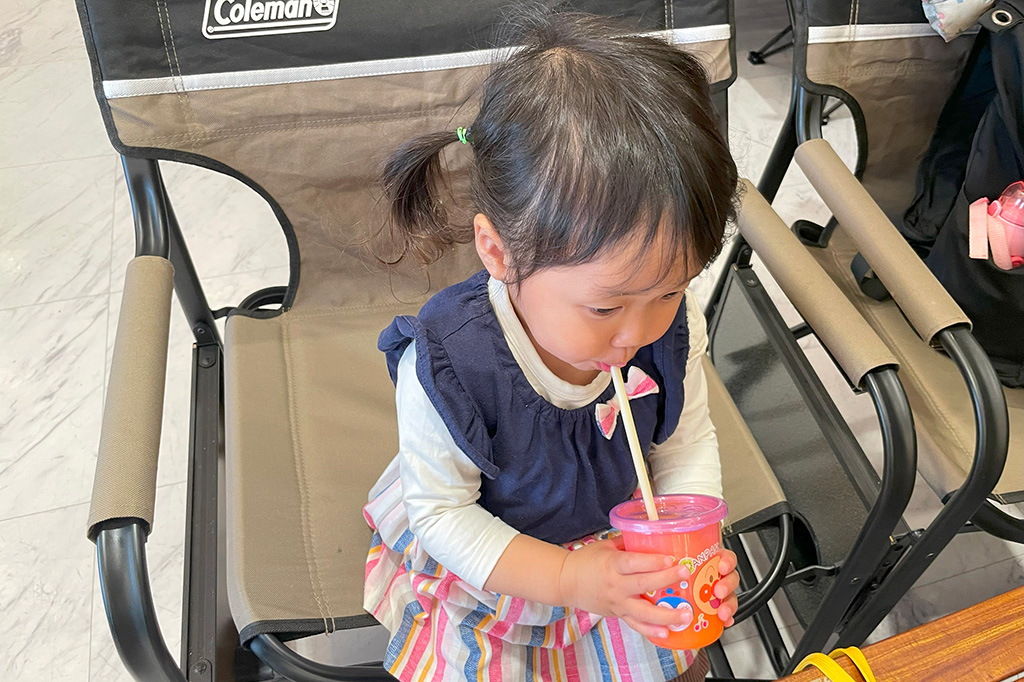 ソフトドリンクコーナーのジュースを飲む様子/べるべるパーク(大阪府/大阪市)