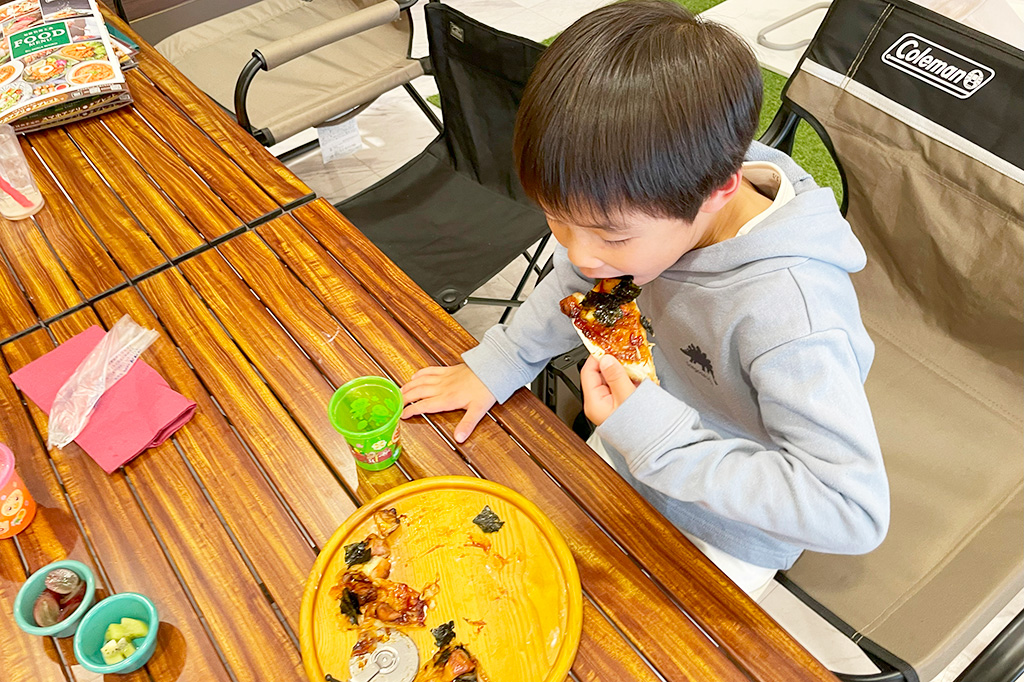 自分で作ったピザをたべる様子/べるべるパーク(大阪府/大阪市)