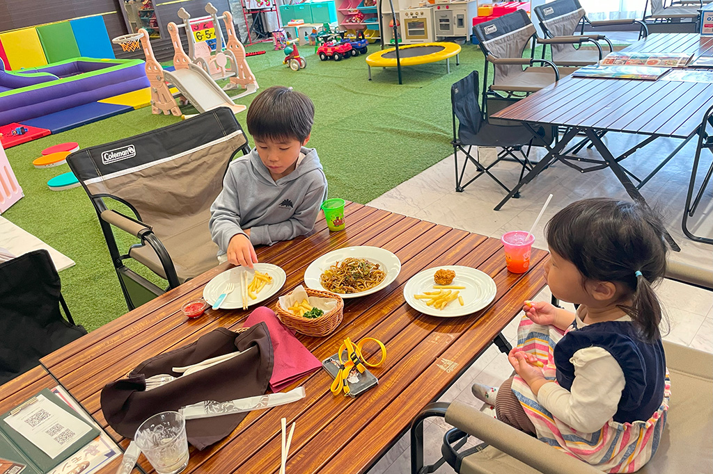 食事をする様子/べるべるパーク(大阪府/大阪市)