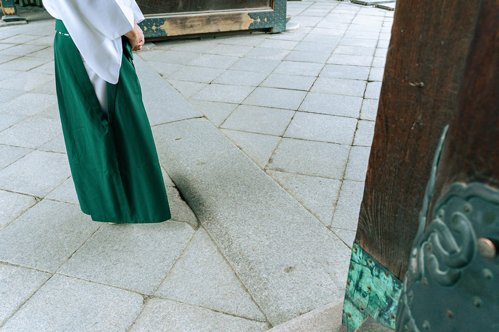 正式な参拝方法1:真ん中よりも少し逸れた位置に立ち、一礼してから境内へ/大阪天満宮(大阪府/大阪市)